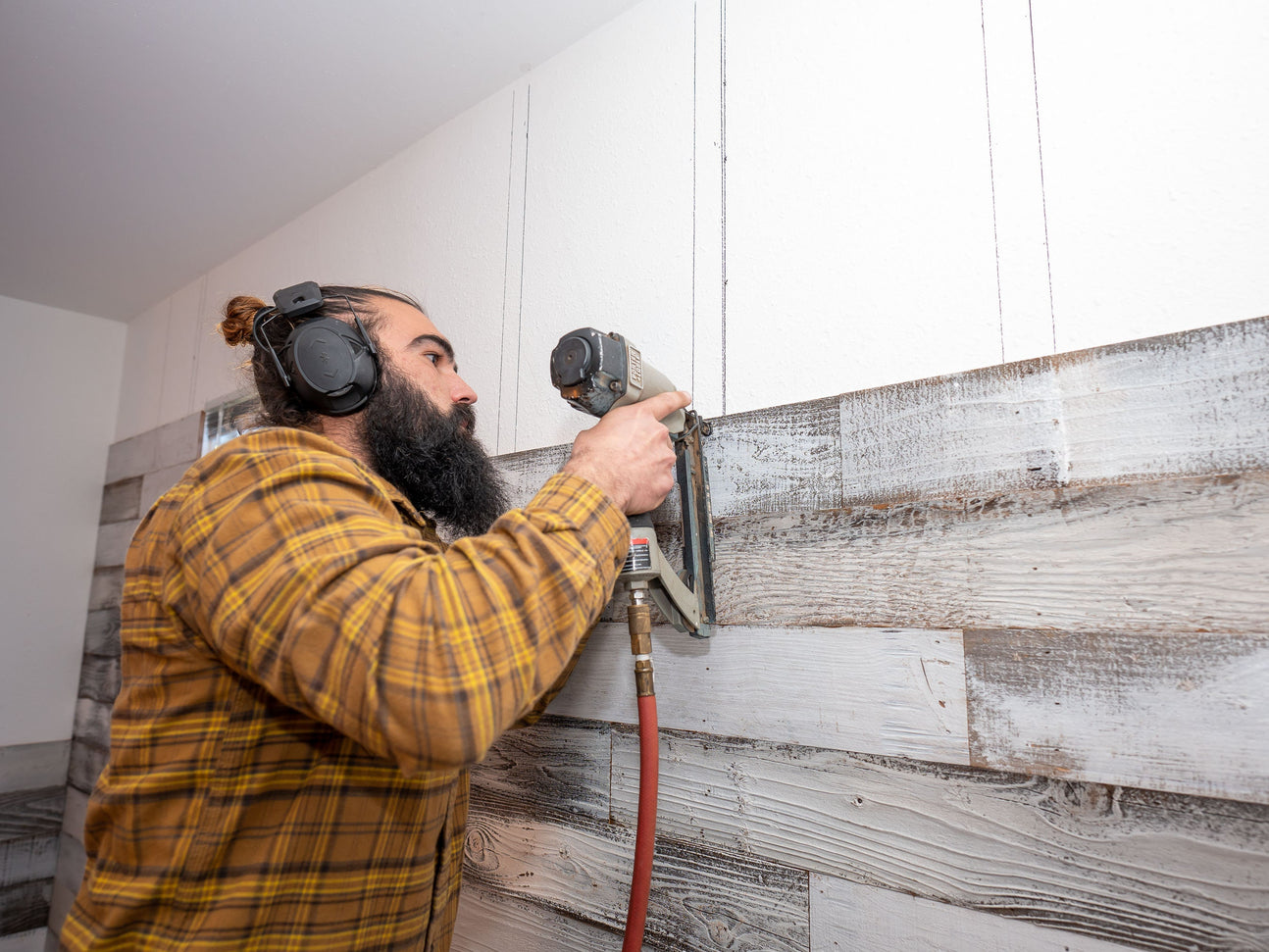 Whitewash Shiplap Reclaimed Barn Wood Planks for Accent Wall Paneling, Classy Redwood Siding, White Painted Finish, Vintage Rustic Chic Look