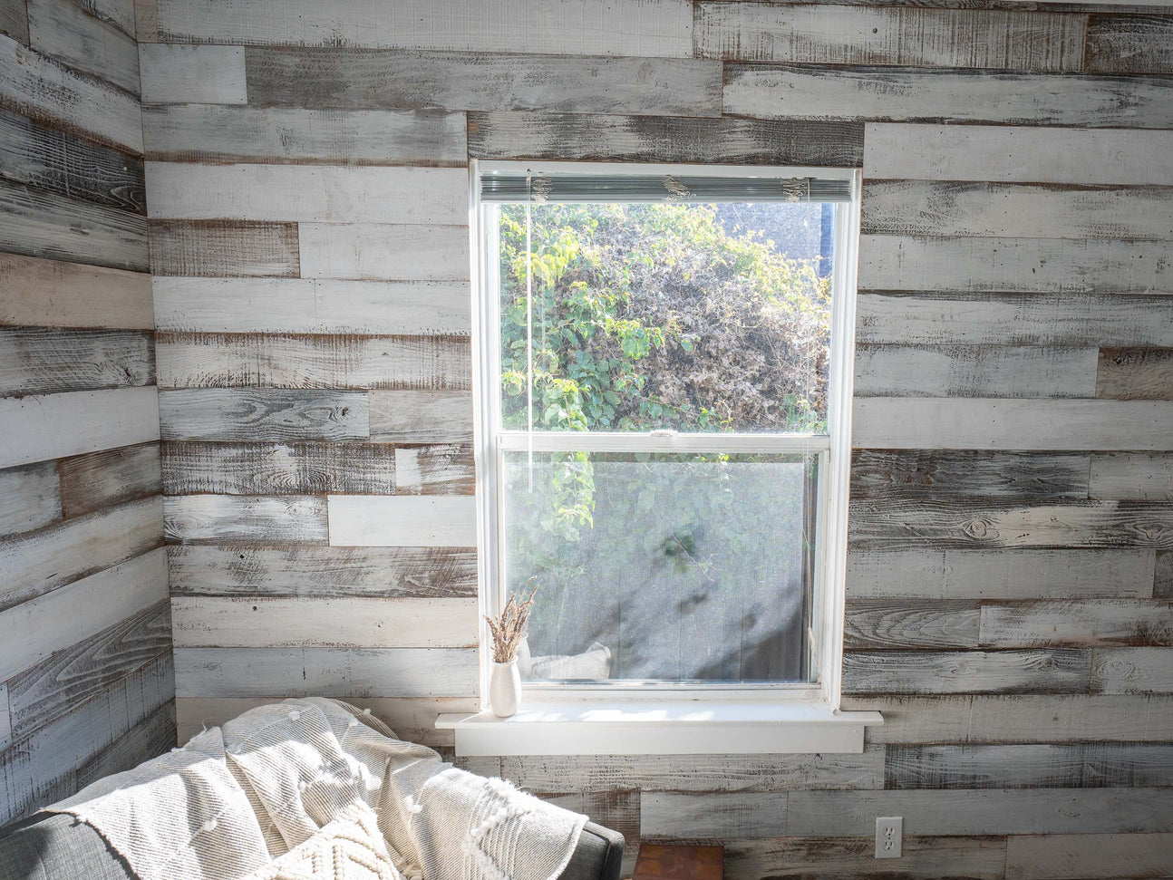 Whitewash Shiplap Reclaimed Barn Wood Planks for Accent Wall Paneling, Classy Redwood Siding, White Painted Finish, Vintage Rustic Chic Look